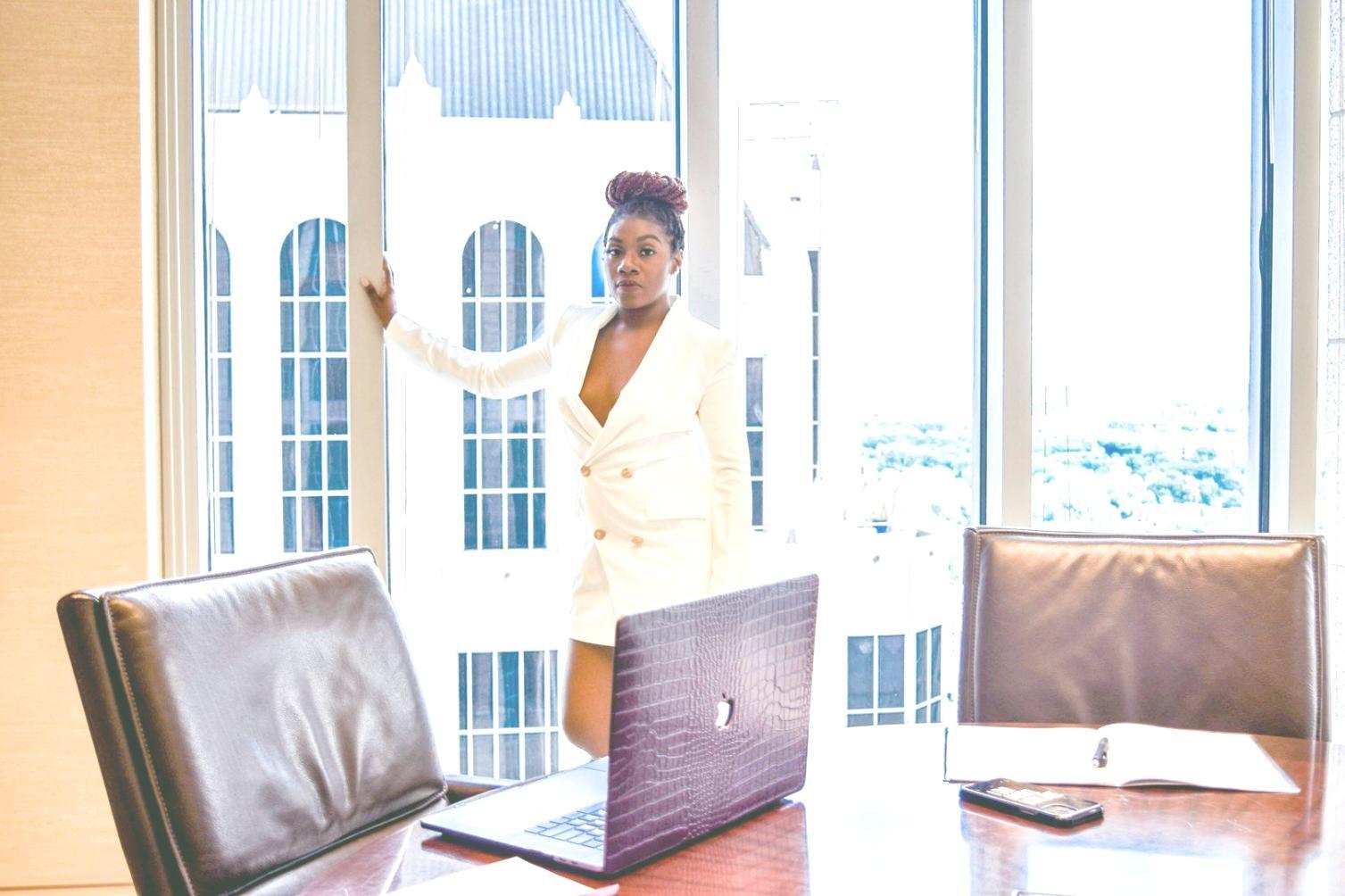 Participantes trabajando con sus finanzas personales en sesión práctica