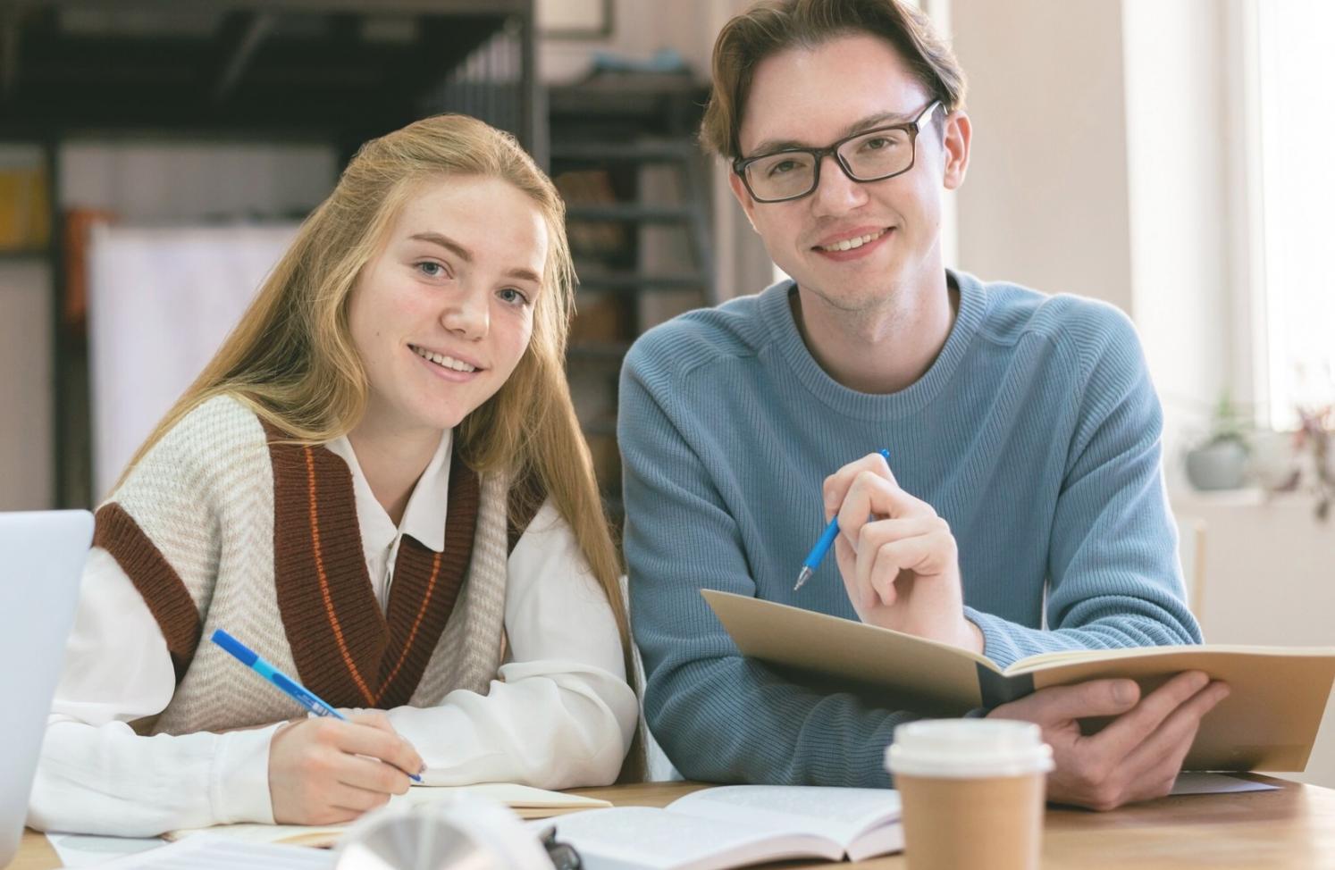 Registro diario de gastos en cuaderno físico